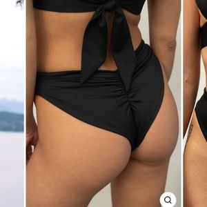 The High-Leg Scrunch Bottom - Matte Black